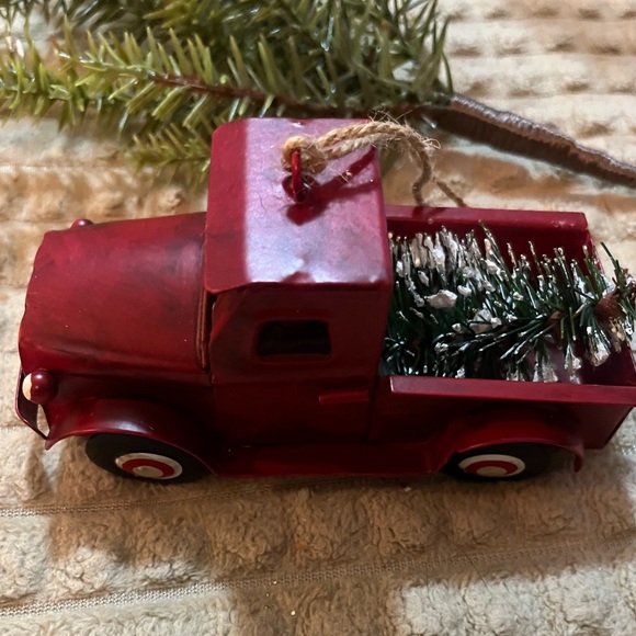 Large metal Christmas truck ornament - Picture 4 of 6